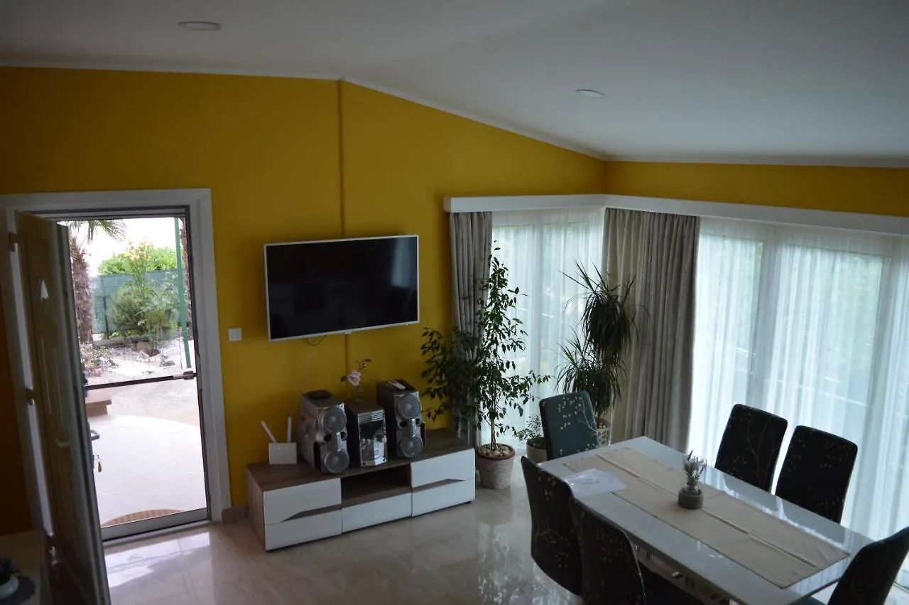 Apartments With Garden And Sea-View Ika 0*,