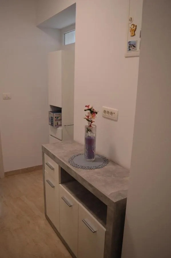 Apartments With Garden And Sea-View Ika 0*,